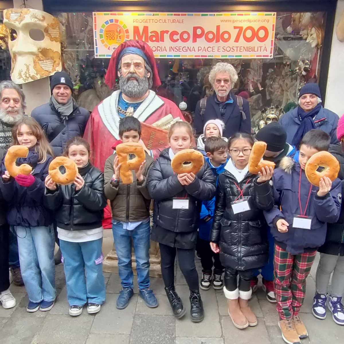 Inaugurata a Venezia la grande scultura di Marco Polo con 150 bambini e la scritta di pane